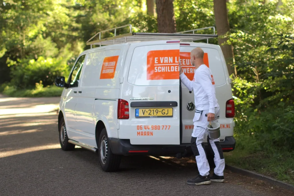 Bedrijfsbus van E. van Leeuwen Schilderwerken, onderweg naar de klant