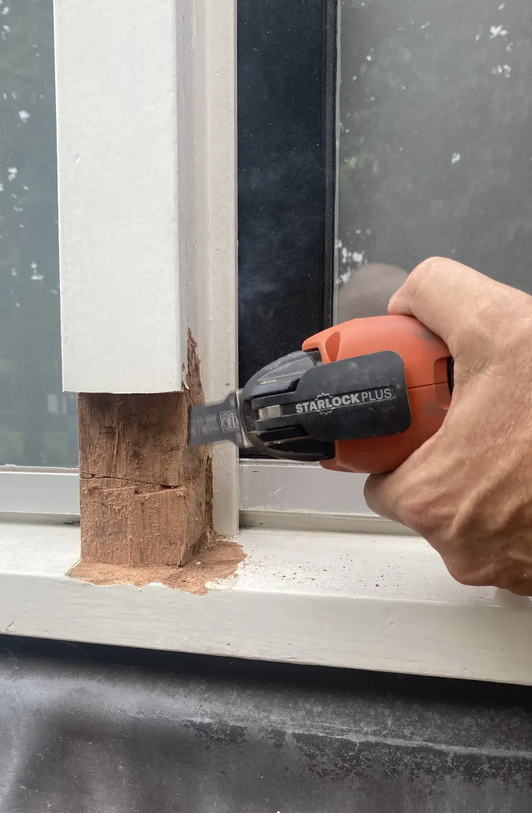 Houtrot wordt uit een kozijn gefreesd met een multitool